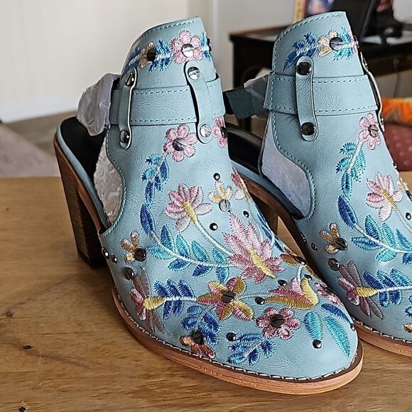 NWOT  Women's embroidered and studded light blue slingback heels. - Picture 4 of 8